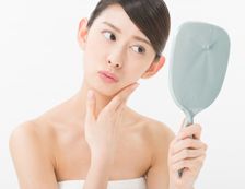 {実年齢よりも老けた印象に見せる要因のひとつに「たるみ」があります。たるみとは、肌のハリや弾力の低下によって、目元や口元、頬の皮膚が垂れ下がる現象です。}